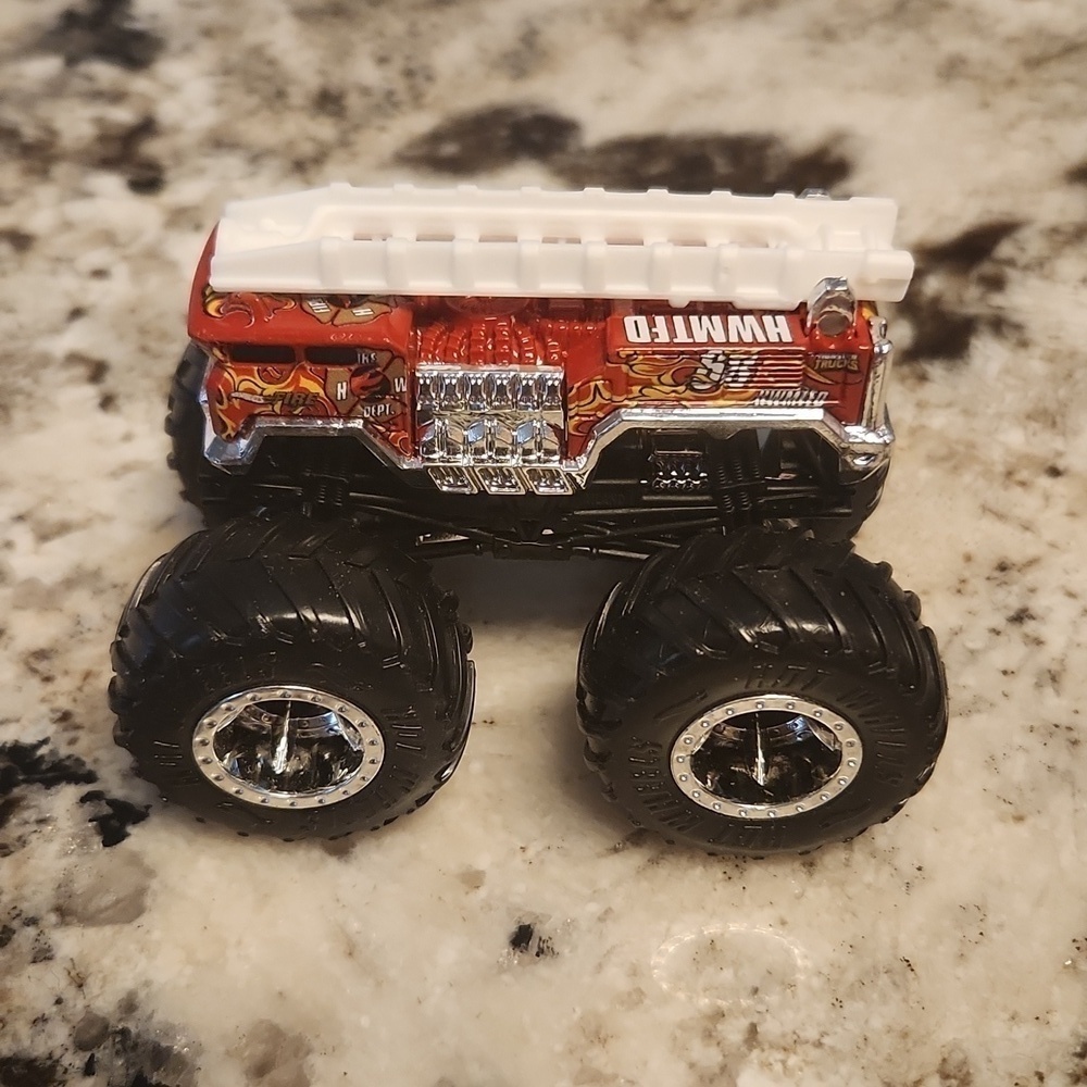 Mattel Hotwheels Monster Trucks 4x4 firetruck